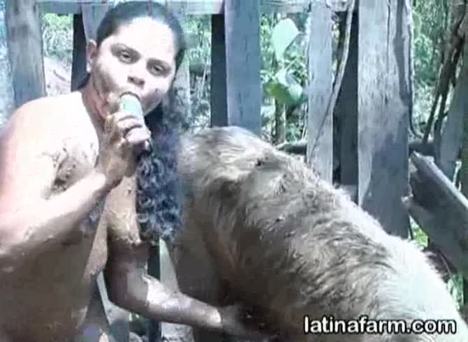 Video :Latina goes in the farm to have sex with animals